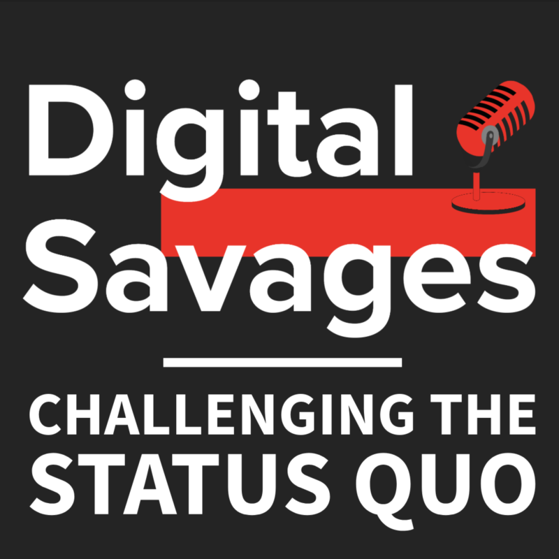Logo van digital savages. Je ziet de titel in het wit en een microfoon geillustreerd op een rode streep. Daaronder staat Challenging the status quo