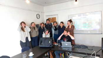 Deelnemers en Michiel en Marjolein in de cursusruimte in de Kargadoor te Utrecht, allemaal met hun handen achter de oren.