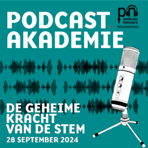 De geheime kracht van de stem 28 september 2024 Plaatje van de Podcastakademie met het logo van de akademie en het podcastnetwerk boven. Op de achtergrond zie je geluidsgolfjes, rechtsvoor een microfoon. Linksonder in witte letters staat De Geheime kracht van de stem 28 september 2024