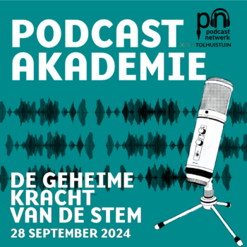 De geheime kracht van de stem 28 september 2024 Plaatje van de Podcastakademie met het logo van de akademie en het podcastnetwerk boven. Op de achtergrond zie je geluidsgolfjes, rechtsvoor een microfoon. Linksonder in witte letters staat De Geheime kracht van de stem 28 september 2024