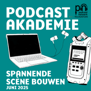 Groene achtergrond met de cursustekst: podcastakademie, spannende scène bouwen, juni 2025. Ter illustratie: laptop, oortjes en een recorder. Rechtsboven het logo van Podcastnetwerk in het zwart, daaronder het logo van Tolhuistuin.