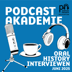 Blauwe achtergrond met de cursustekst: podcastakademie, oral history interviewen juni 2025. Ter illustratie: microfoon, een koptelefoon en een kopje koffie. Rechtsboven het logo van de Tolhuistuin en die van het Podcastnetwerk.