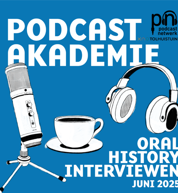 Blauwe achtergrond met de cursustekst: podcastakademie, oral history interviewen juni 2025. Ter illustratie: microfoon, een koptelefoon en een kopje koffie. Rechtsboven het logo van de Tolhuistuin en die van het Podcastnetwerk.