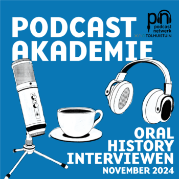 Blauwe achtergrond met de cursustekst: podcastakademie, oral history interviewen november 2024. Ter illustratie: microfoon, een koptelefoon en een kopje koffie. Rechtsboven het logo van de Tolhuistuin en die van het Podcastnetwerk.