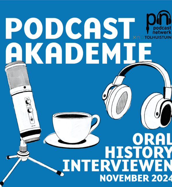 Blauwe achtergrond met de cursustekst: podcastakademie, oral history interviewen november 2024. Ter illustratie: microfoon, een koptelefoon en een kopje koffie. Rechtsboven het logo van de Tolhuistuin en die van het Podcastnetwerk.