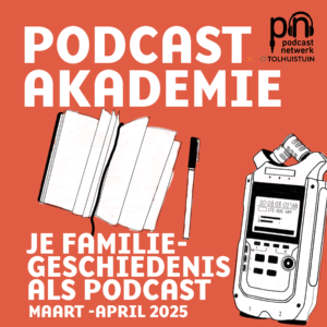 Plaatje van de Podcastkademie met het logo van de akademie en het podcastnetwerk en de tolhuistuin rechtsboven. Tegen een rode achtergrond zie je de titel Je familiegeschiedenis als podcast, Maart-April 2025. Er zweven illustraties van een aantekeningenboekje met pen en een recorder in beeld.