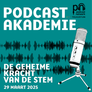 Plaatje van de Podcastkademie met het logo van de akademie en het podcastnetwerk en de tolhuistuin rechtsboven. Op de achtergrond zie je geluidsgolfjes, rechtsvoor een microfoon. Linksonder in witte letters staat De Geheime kracht van de stem 29 maart 2025