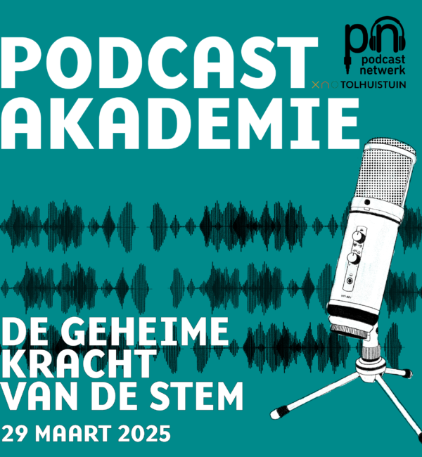 Plaatje van de Podcastkademie met het logo van de akademie en het podcastnetwerk en de tolhuistuin rechtsboven. Op de achtergrond zie je geluidsgolfjes, rechtsvoor een microfoon. Linksonder in witte letters staat De Geheime kracht van de stem 29 maart 2025